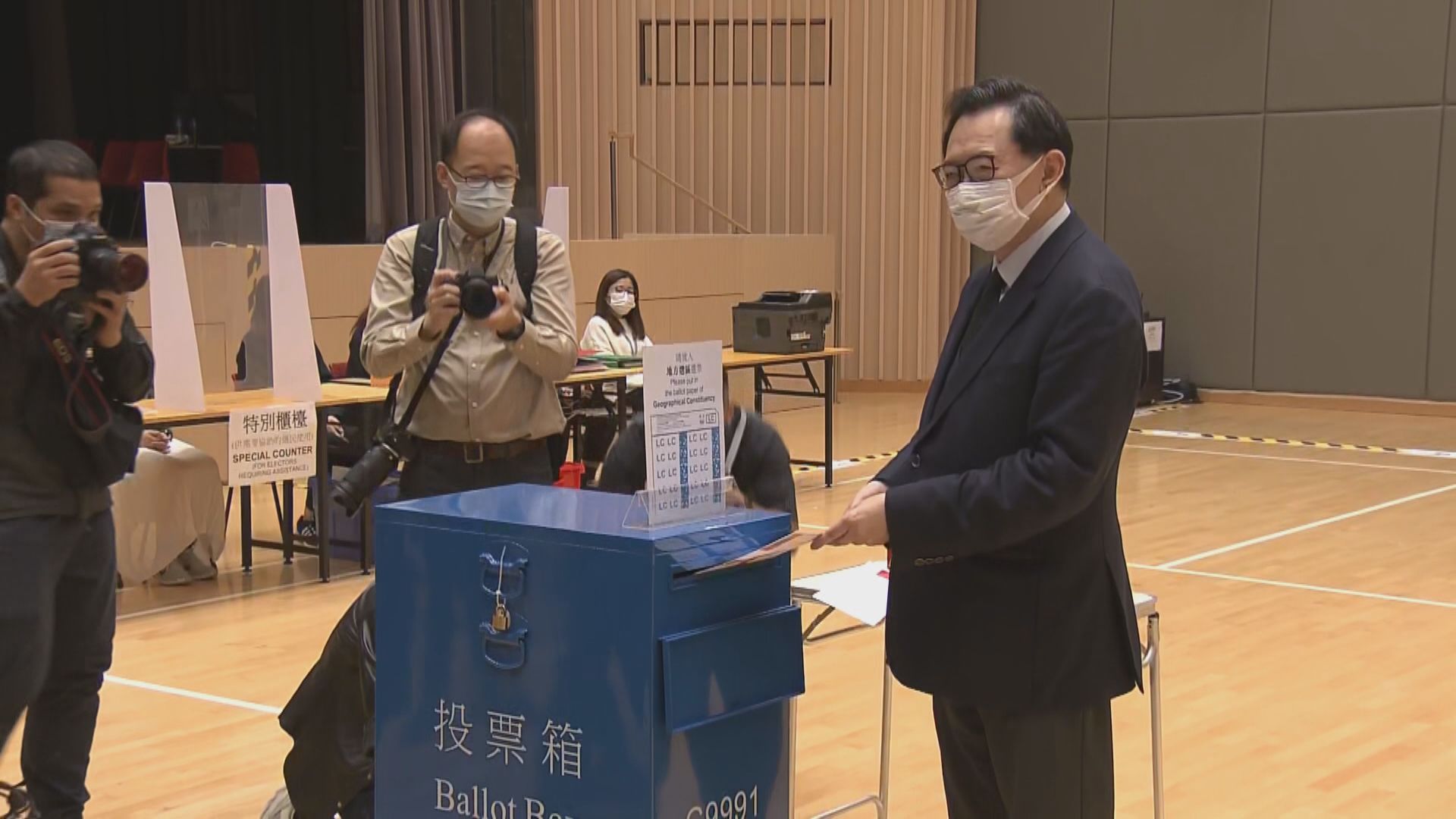 選管會主席馮驊巡視模擬投票站