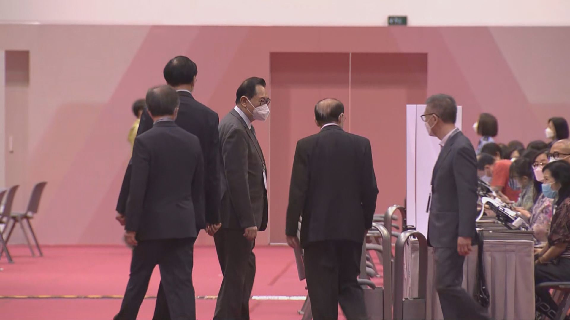 特首選舉明舉行　選管會主席馮驊巡視主投票站稱滿意