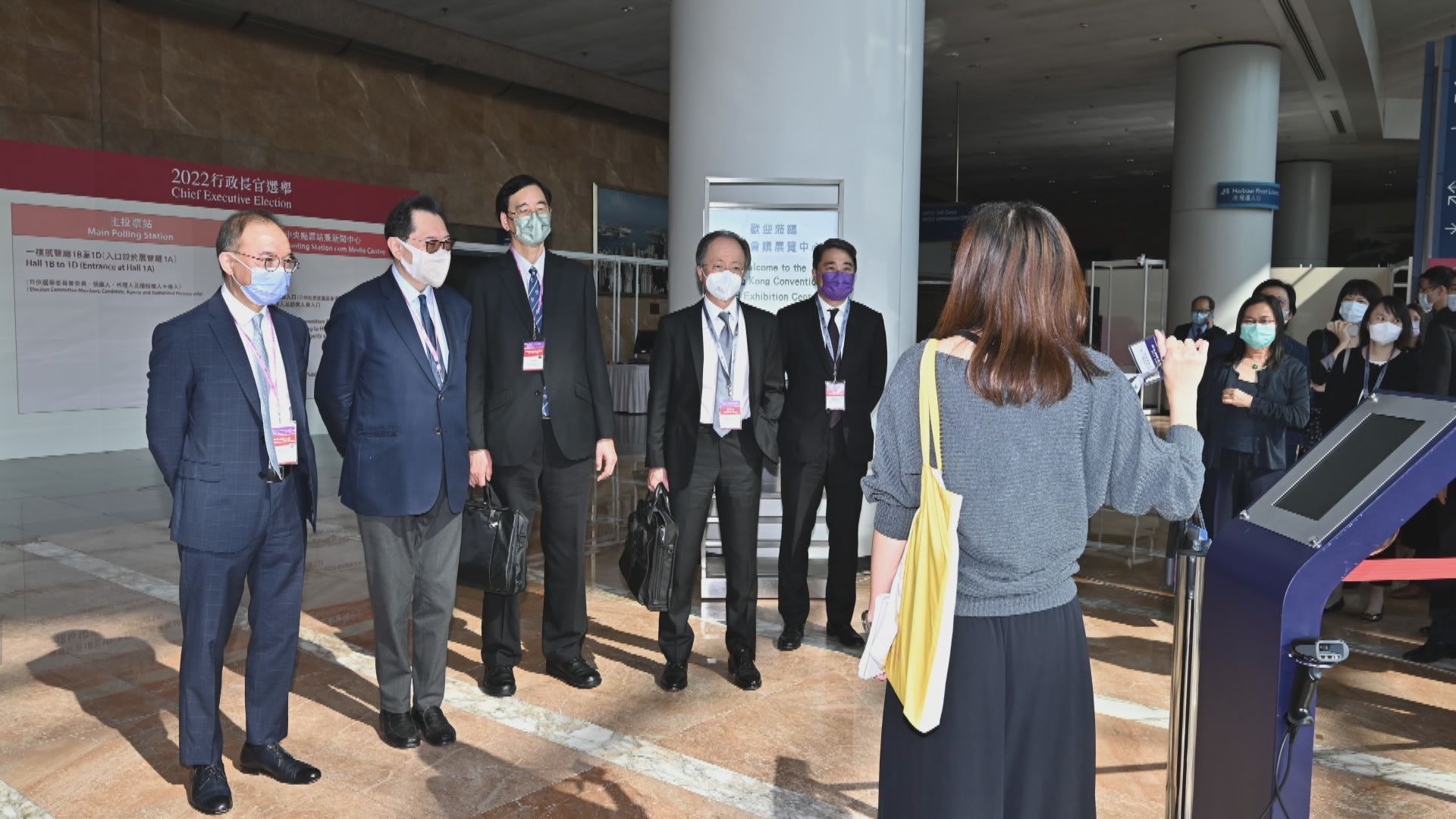 馮驊與曾國衞視察會展主投票站及中央點票站