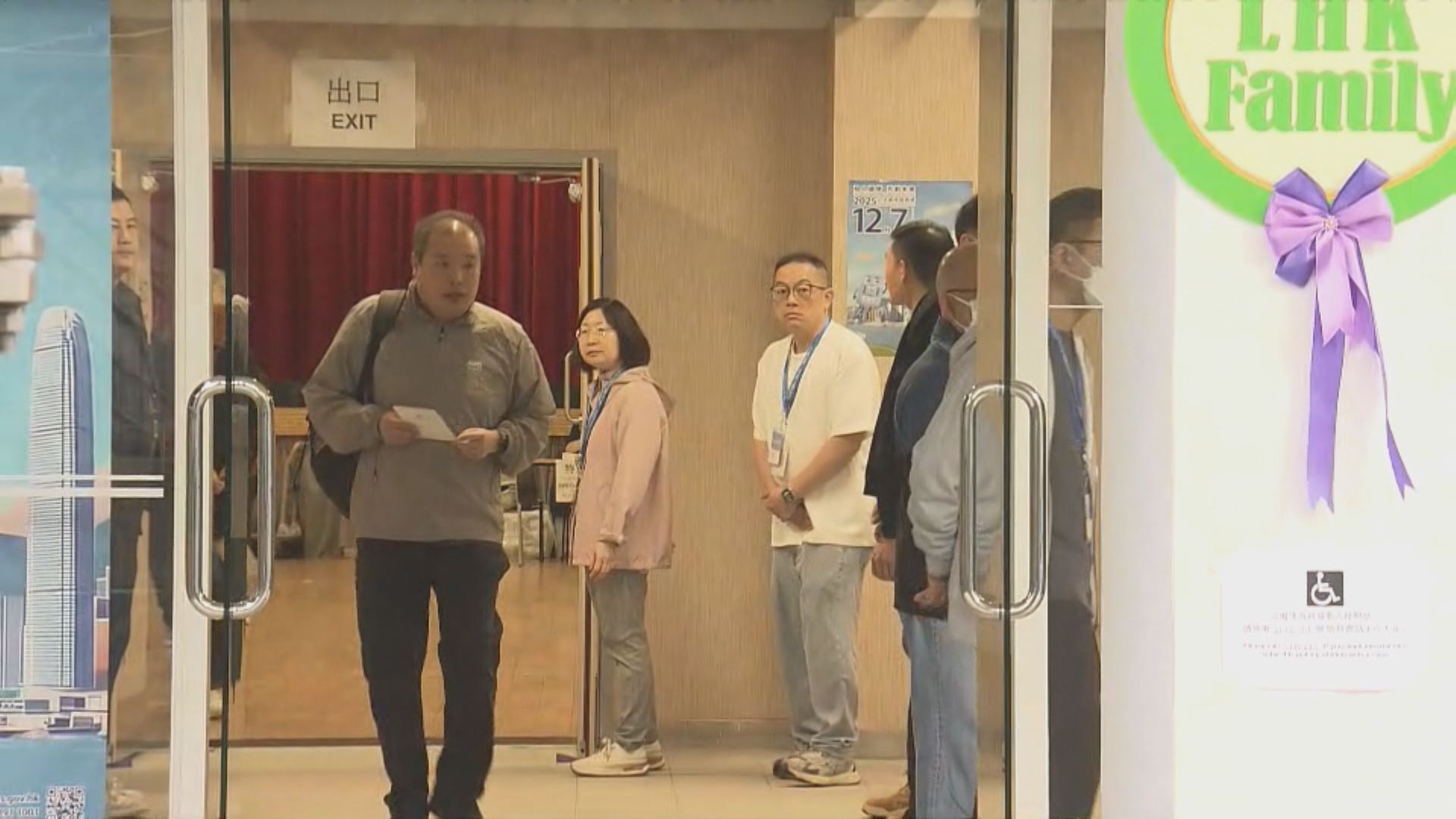 立法會選舉｜宏福苑火災區內三票站更改位置　居民乘免費接駁交通到站投票