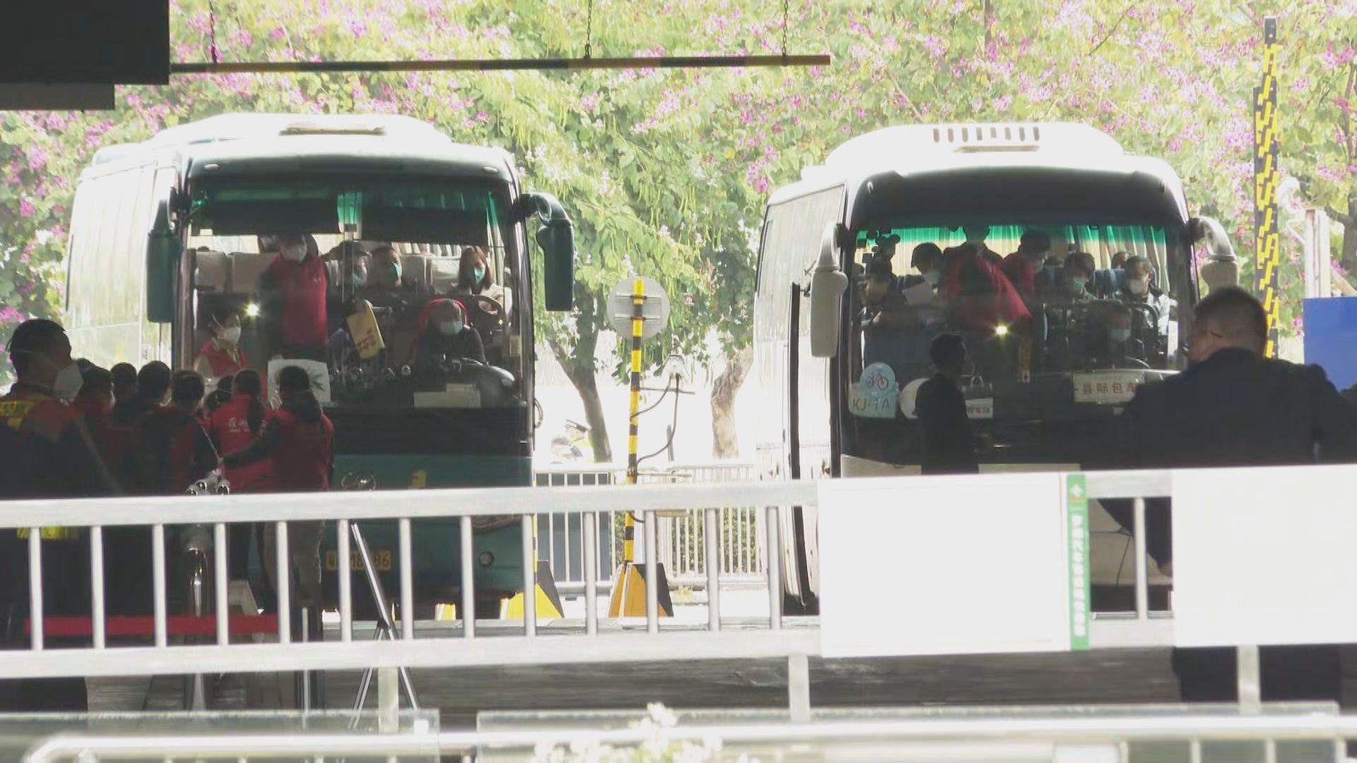 多輛旅遊巴載內地港人到羅湖票站投票