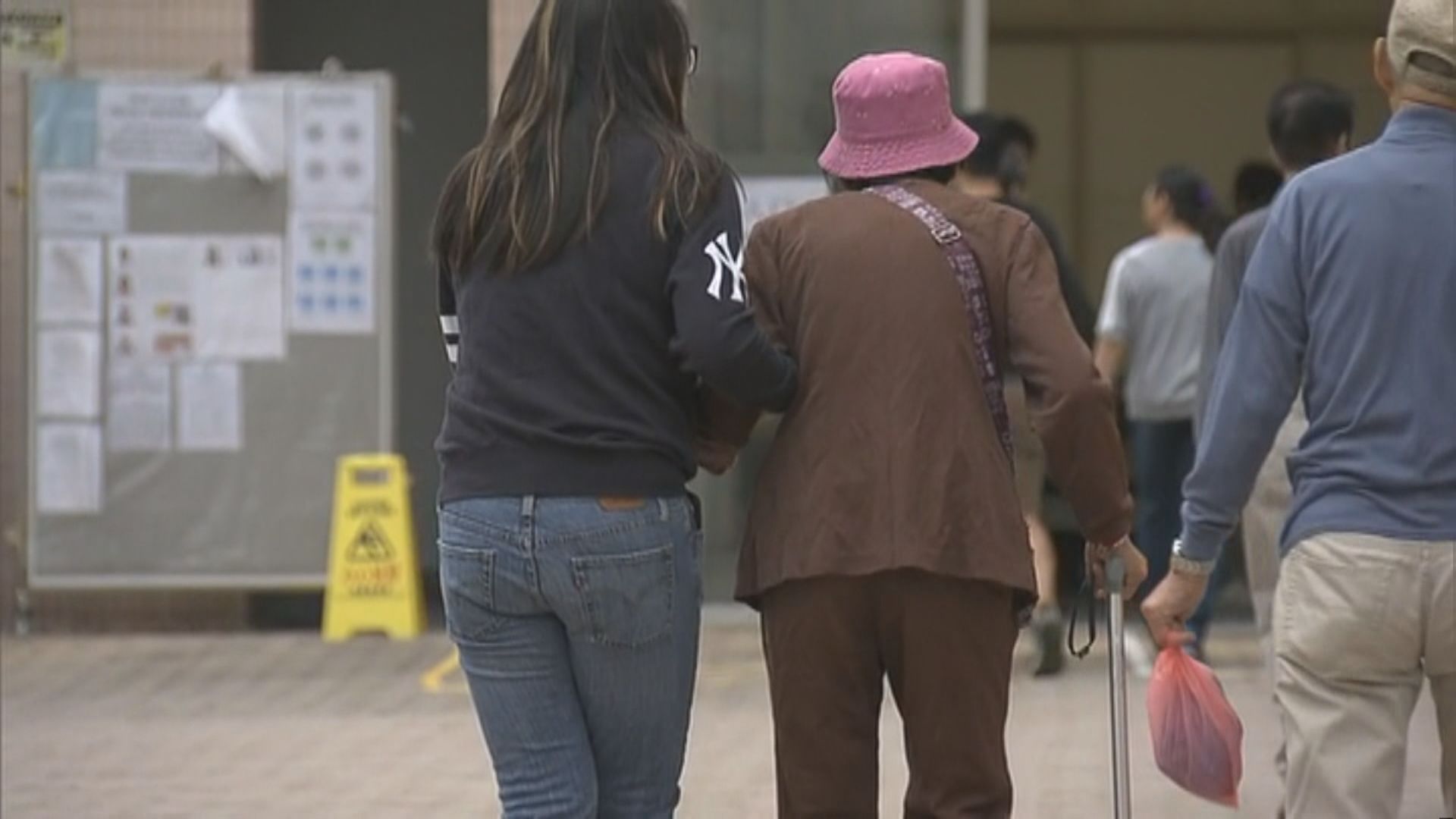 九龍西補選　有人先後帶不同長者到票站投票