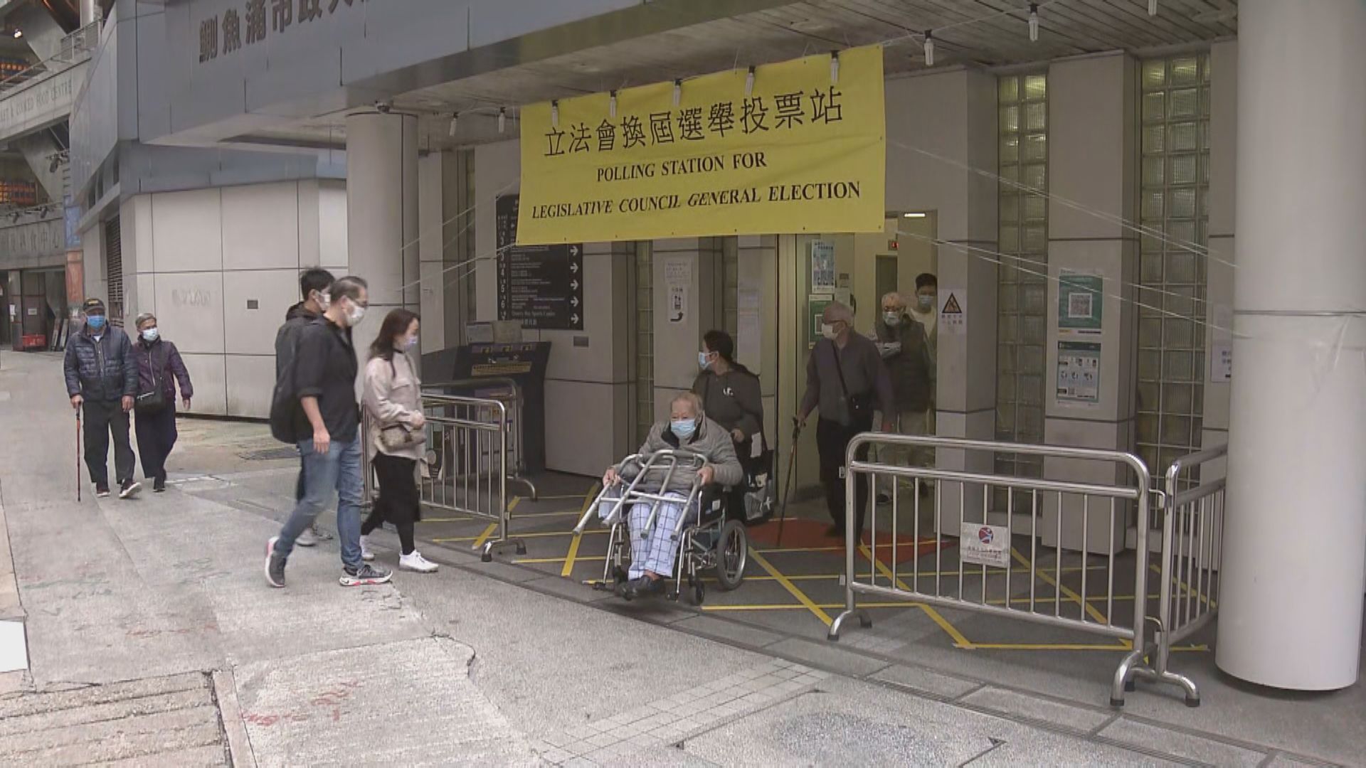 立法會選舉首設電子派票及關愛隊　市民指投票順暢等候時間短