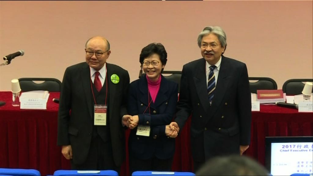 選舉簡介會三名候選人互相握手