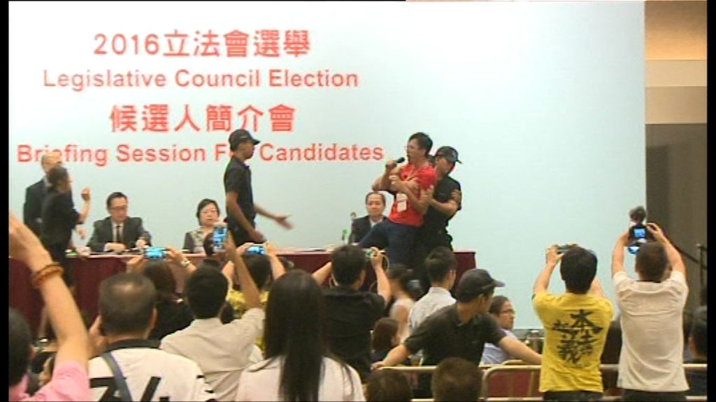 選管會簡介會　泛民在場內抗議