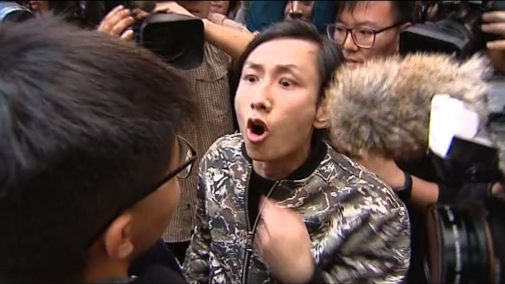 區諾軒與助選團拉票遭包圍指罵情況混亂