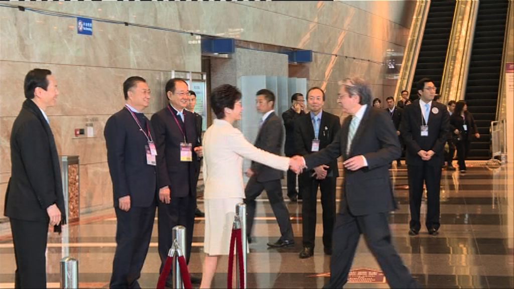 特首選舉開始投票　曾俊華林鄭相遇時握手