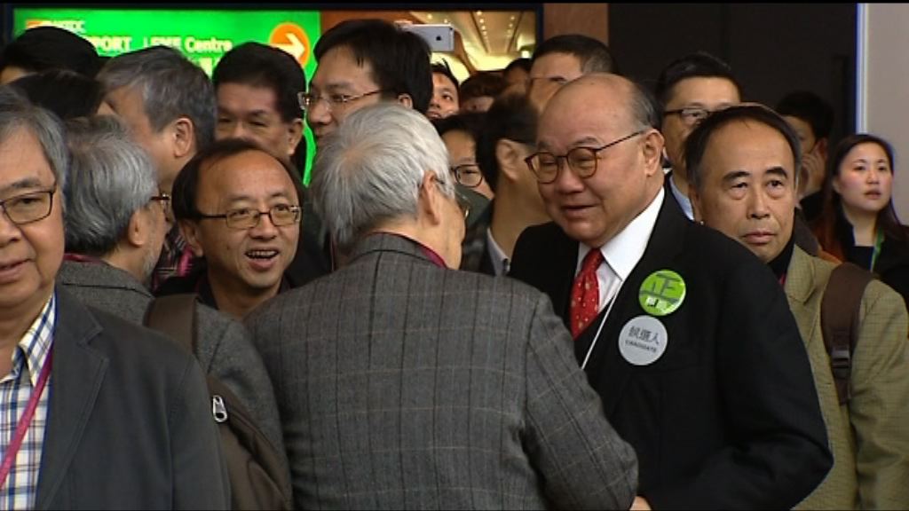 特首選舉投票結束　候選人一早在票站外拉票