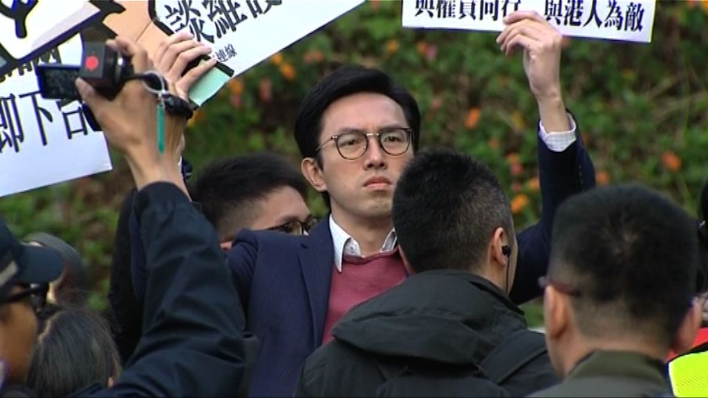 社民連成員趁林鄭投票到場示威