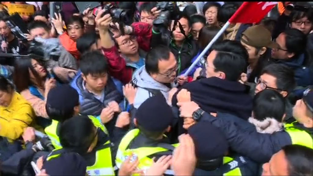 會展外多個團體示威　與警對峙