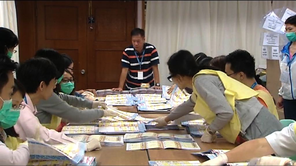 太古城票站凌晨四時才開始點票