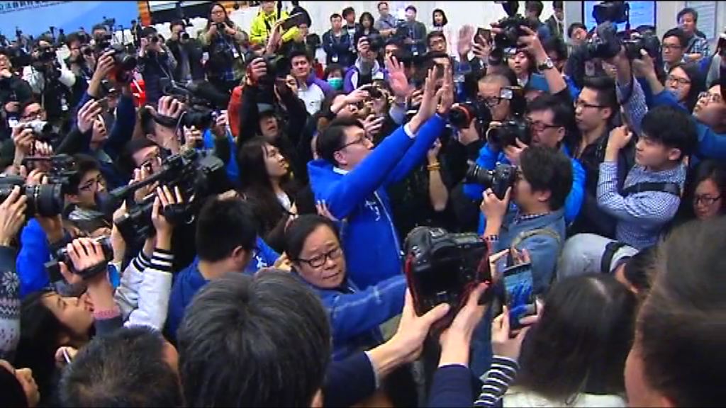 多名候選人到新聞中心等候最終點票結果