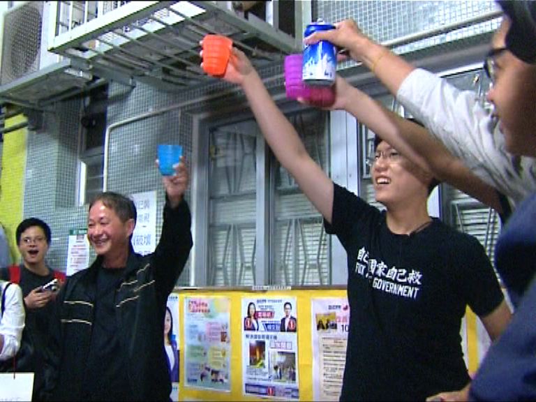 網民葛珮帆辦事處外「慶祝」區選落敗