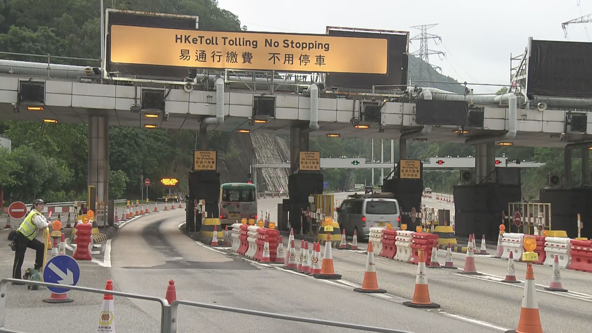 城隧即日起實施易通行 仍有車輛駛至收費亭時慢駛