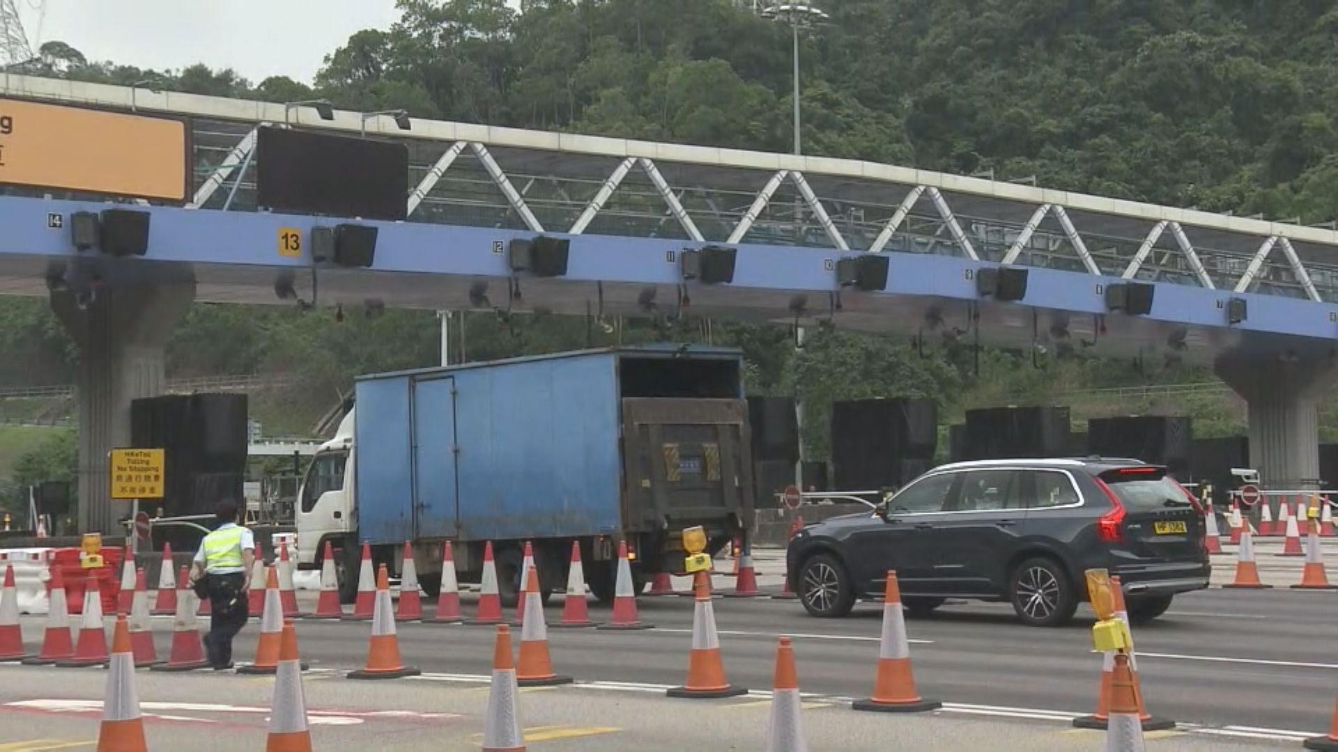 「易通行」即日在青沙管制區實施　逾千輛車過隧道未貼車輛貼