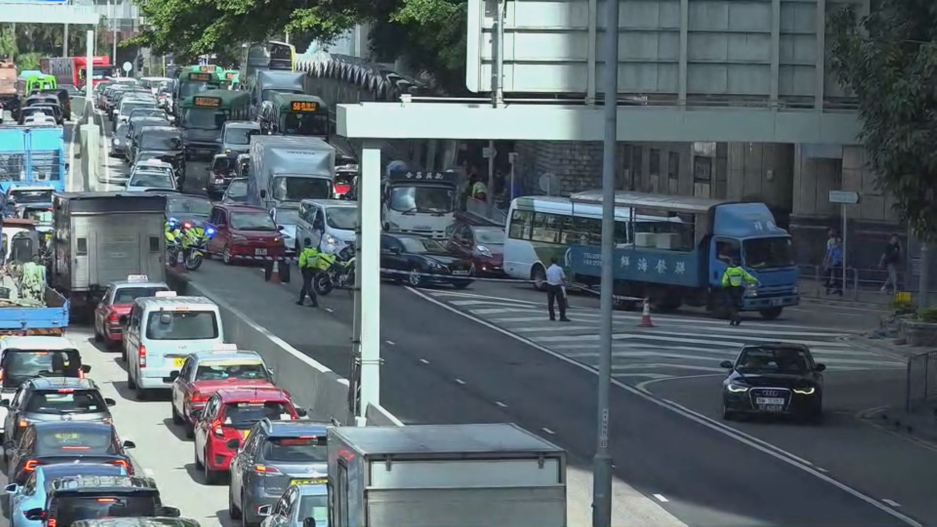 【中西區交通大亂】上環車禍致西隧間歇性封閉 南區封路車龍塞爆薄扶林道