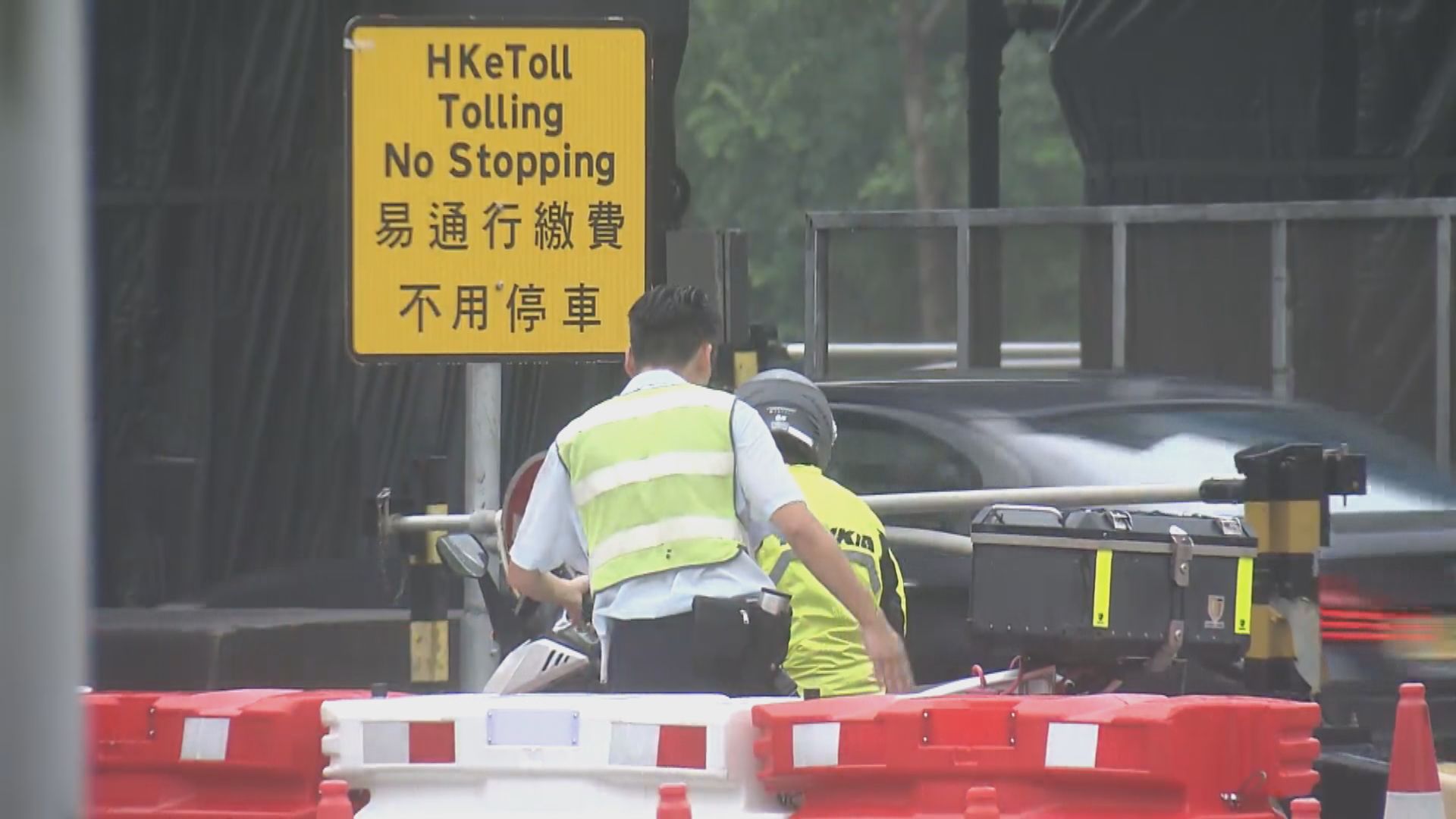 部分司機未熟習「易通行」　運輸署在出隧道最左線加設指示牌