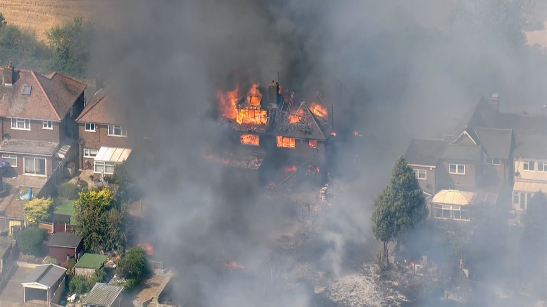 英國破紀錄逾40度　倫敦巿郊有村莊起火