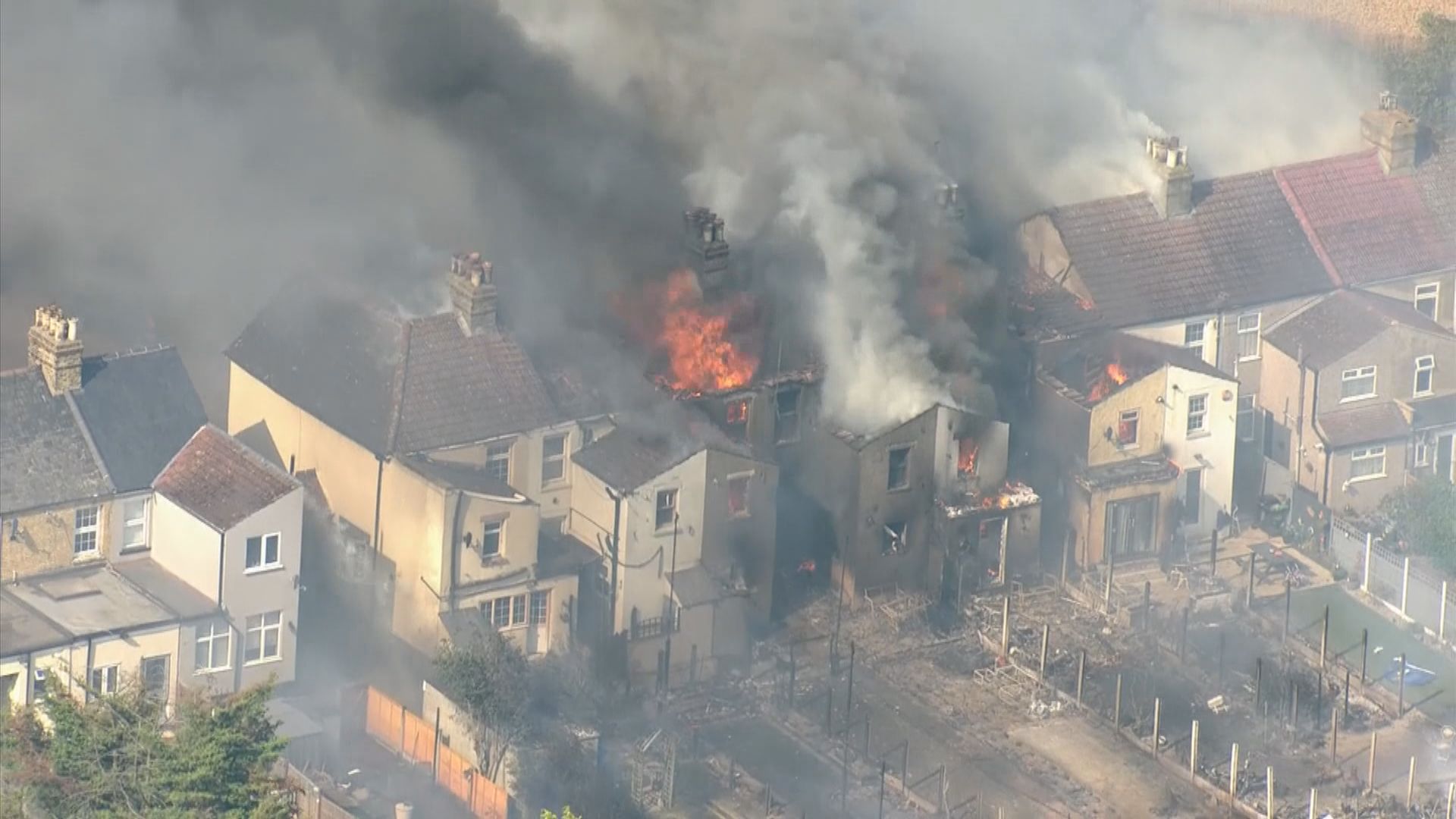 英國破紀錄逾40度　倫敦巿郊有村莊起火