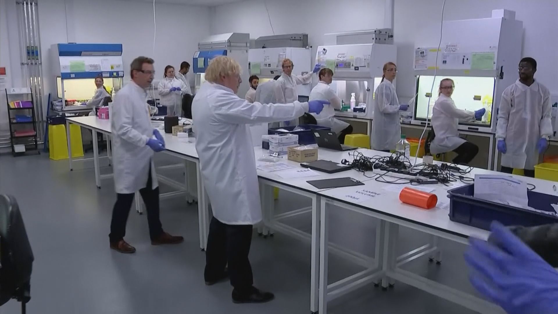 約翰遜批反歧視示威被極端分子綁架