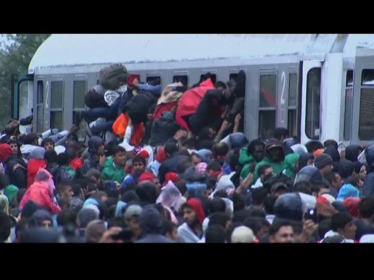 數千難民乘火車前往克匈邊境