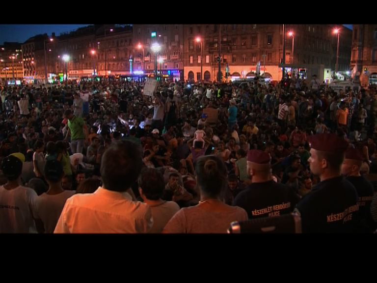 大批難民滯留布達佩斯火車站