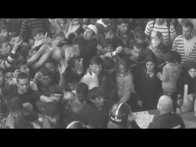 匈牙利警拋食物予難民被批不人道