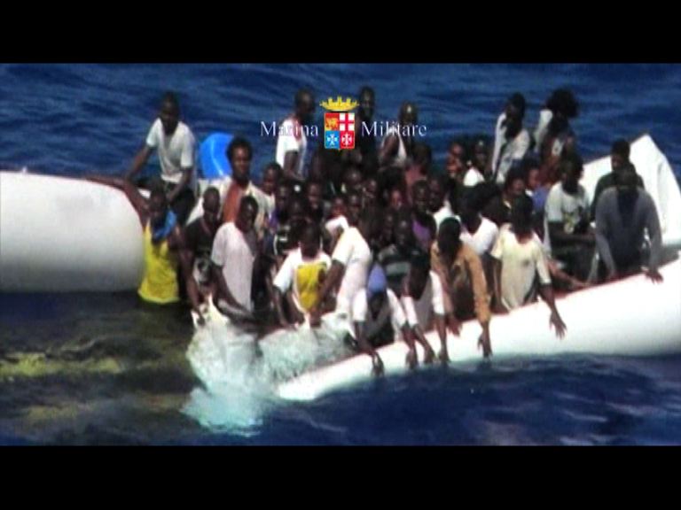 意海軍救起沉沒橡皮艇上難民