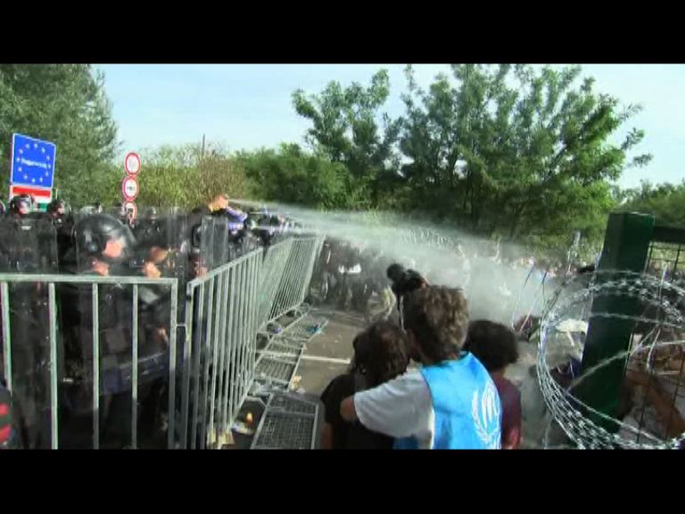 匈牙利警方阻難民湧入發水炮多人受傷