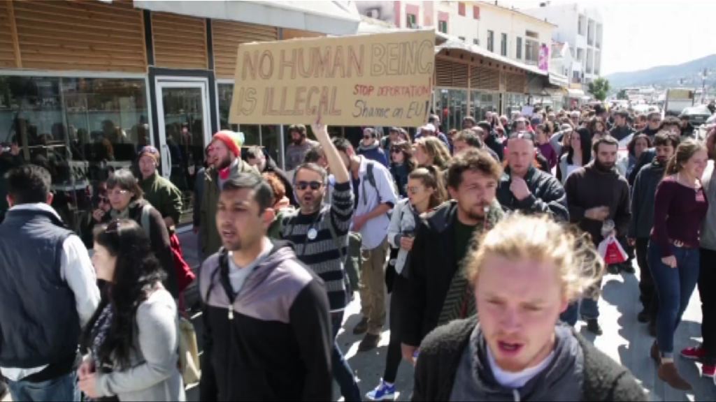 難民協議見效希臘示威者聲援難民