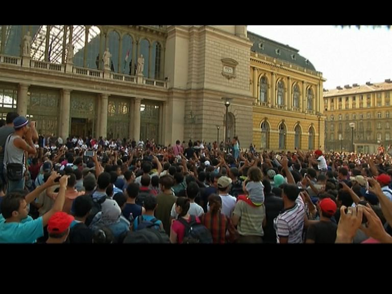 難民促匈牙利放行擬乘火車赴德