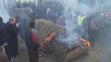 布魯塞爾歐盟總部外有農民示威 與防暴警察對峙