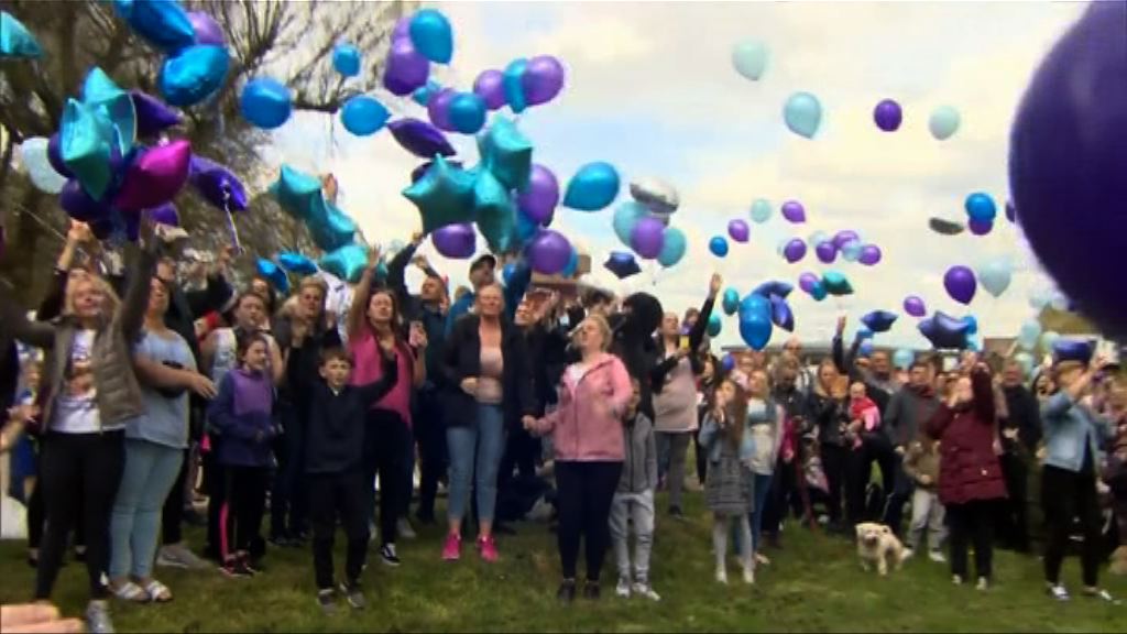 民眾放汽球悼念英國植物人男嬰 