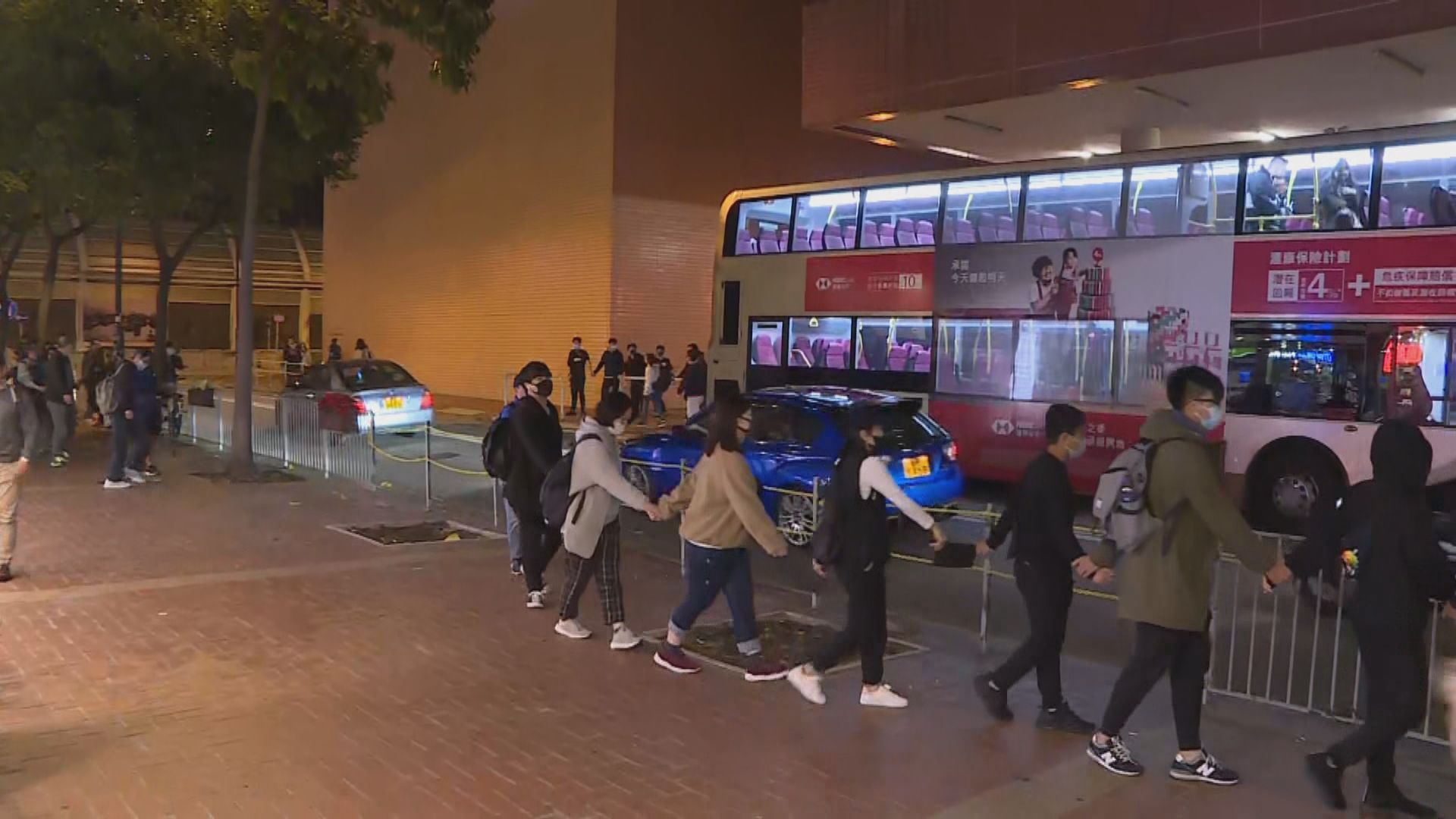 市民在不同地區組人鏈爭取五大訴求