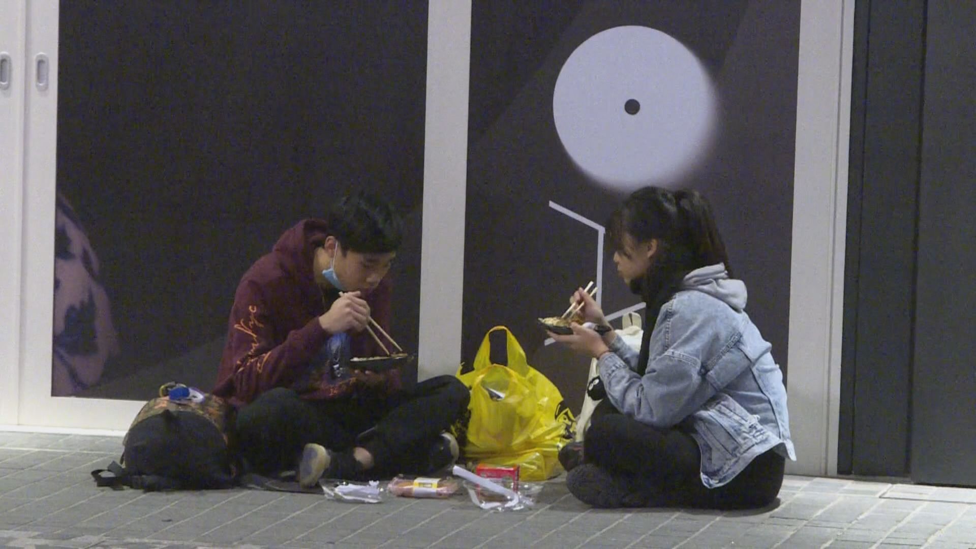 除夕夜市民外賣到尖沙咀海旁晚餐　中環蘭桂坊變得冷清