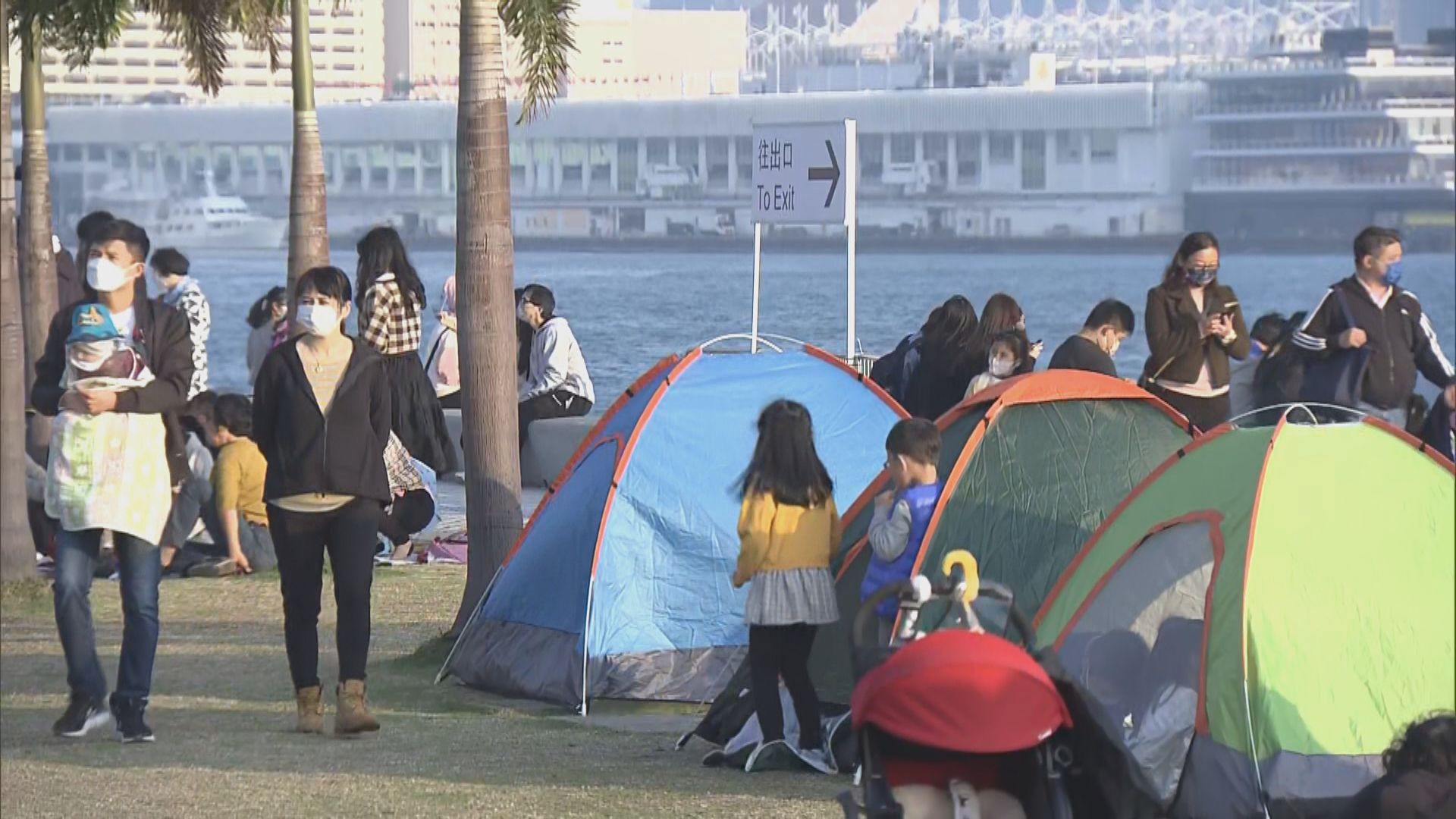 西九文化區傍晚人流增加　部分人在演唱會場地外紮營