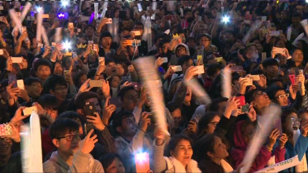 維港煙花匯演笑面圖案迎新年
