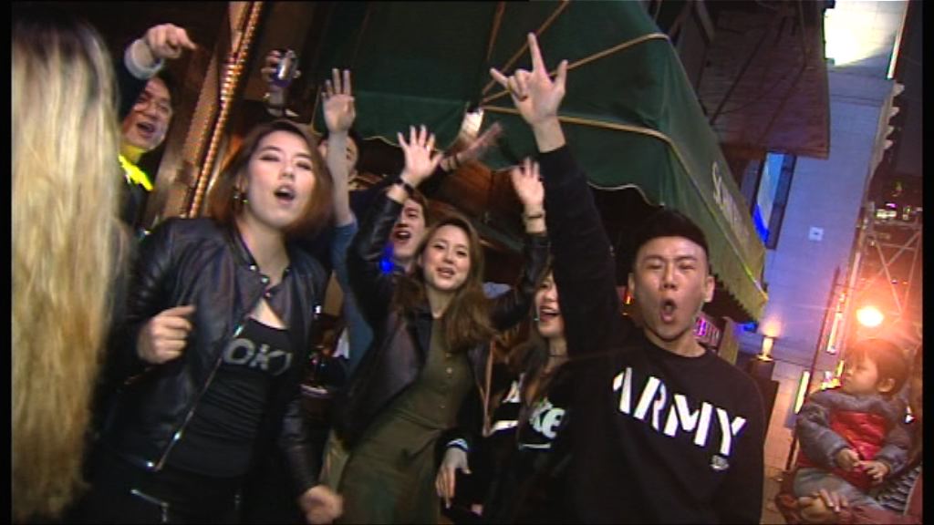 蘭桂坊食肆酒吧擠滿人群慶祝新年