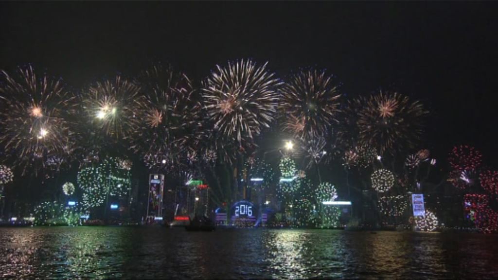 煙花匯演上演笑面圖案