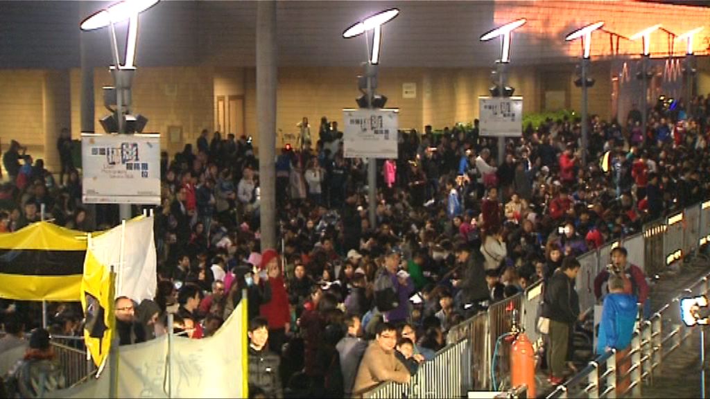 大批市民入夜後到尖沙咀迎新年