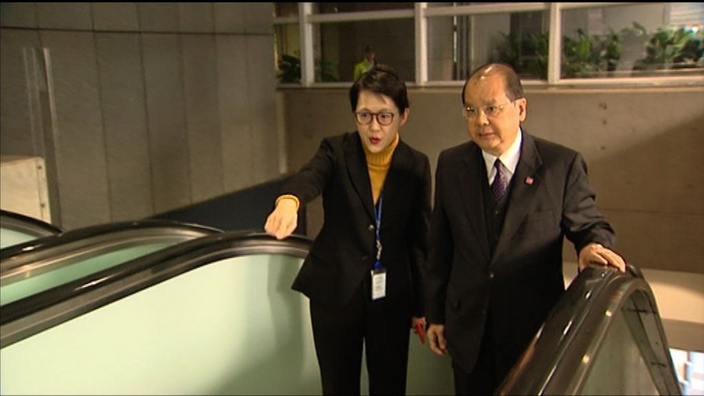 張建宗：平日關閉公民廣場因管理困難