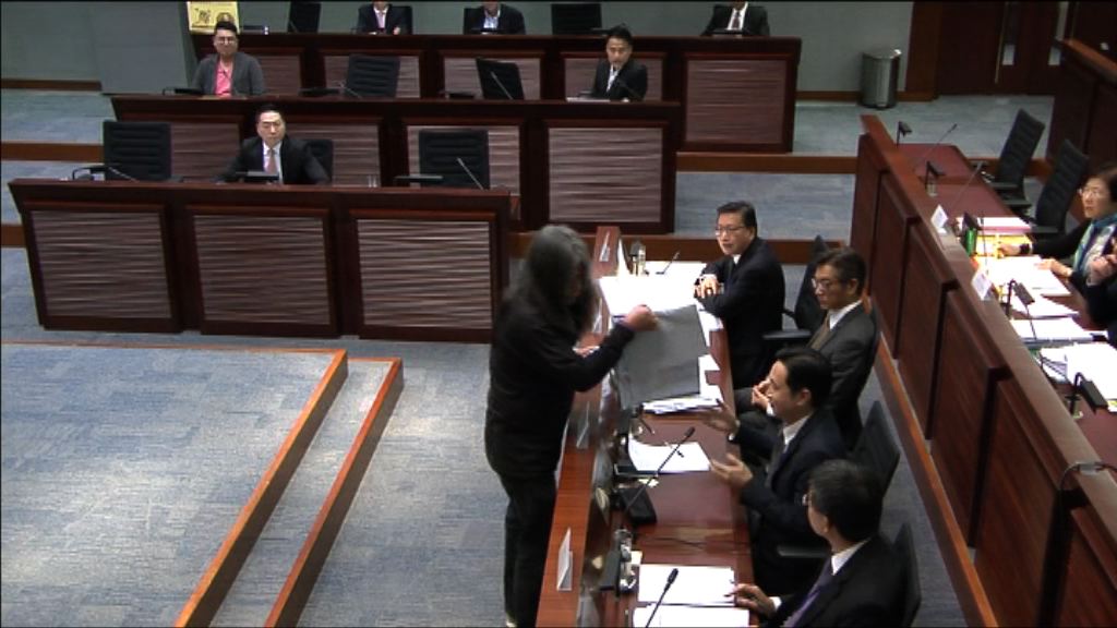 梁國雄搶文件　林鄭月娥認同發展局報警