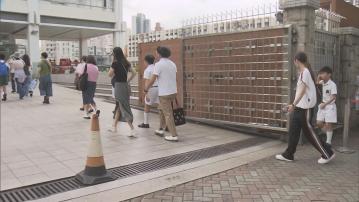 升中派位｜中一叩門位削減　有家長帶同子女到名校碰運氣