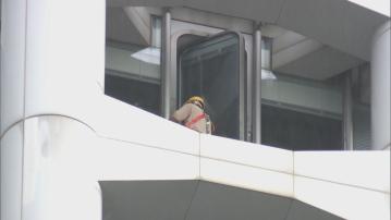 中環匯豐總行玻璃幕牆疑碎裂　交通一度受阻