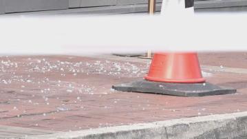 銅鑼灣大廈有玻璃墜落 兩人受傷 三車損毀