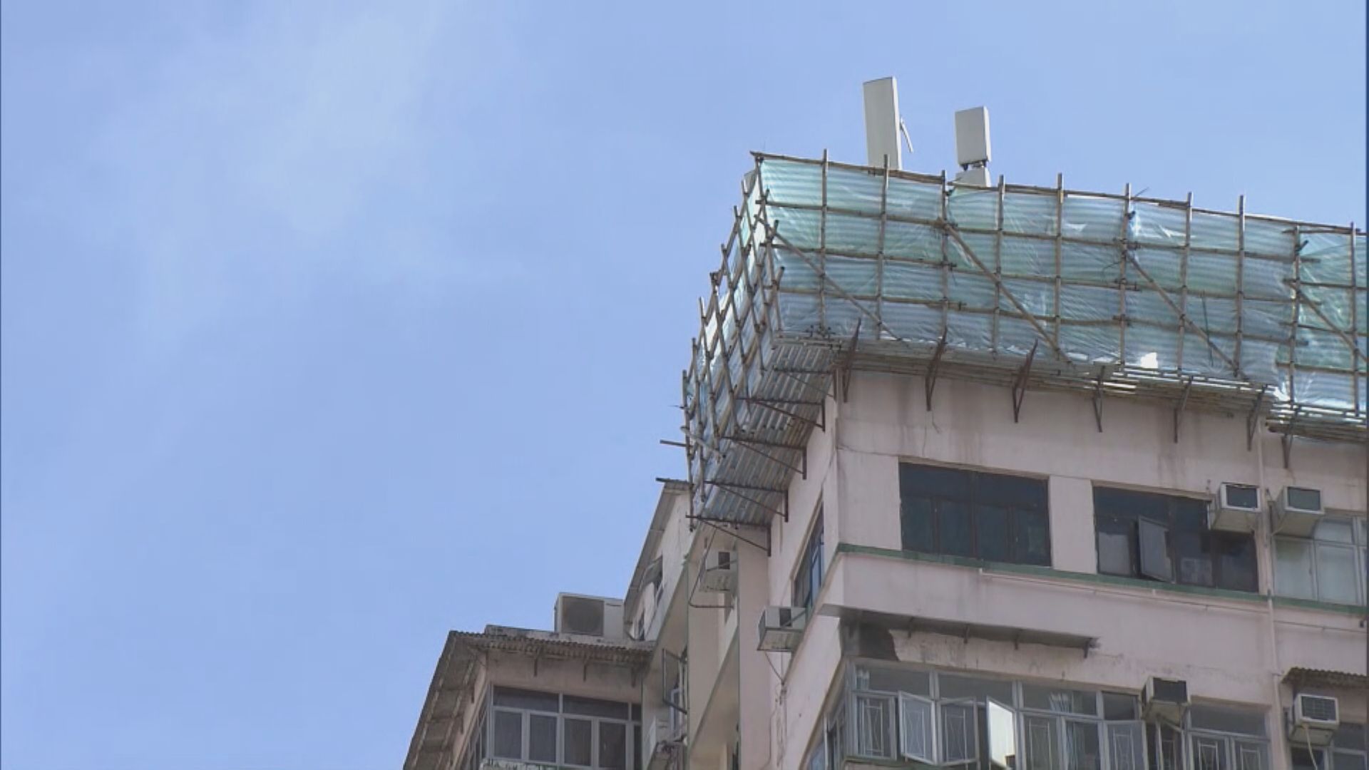 寶安大廈再有石屎剝落 屋宇署署長：不排除批盪有微細裂縫沒有察覺