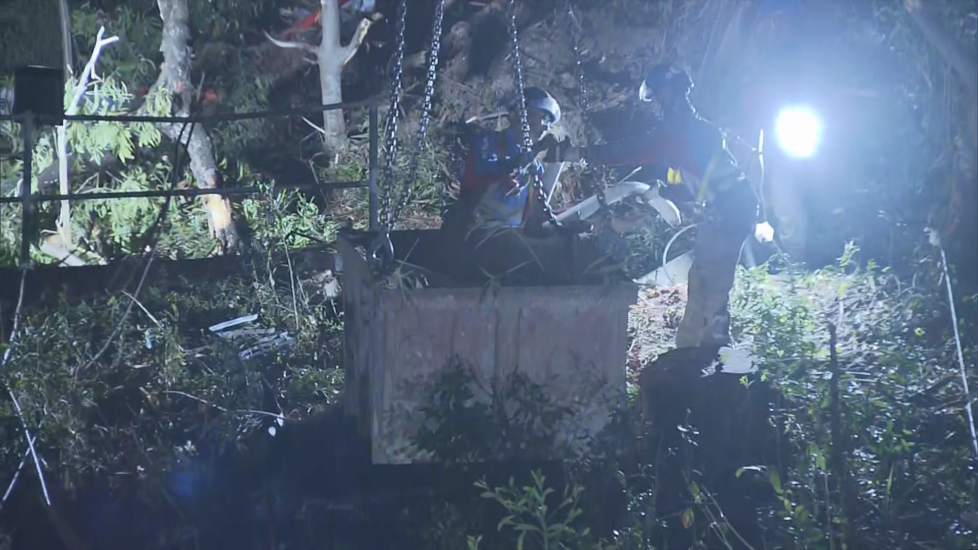 葵涌地盤塌天秤致命事故　工人通宵繼續進行移除工程