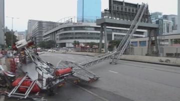 九龍灣有消防車雲梯折斷橫跨啟祥道 全部行車線封閉