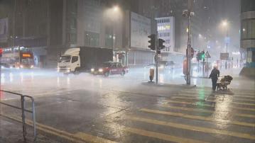 天文台一度發出紅色暴雨警告　土瓜灣地盤塌棚架