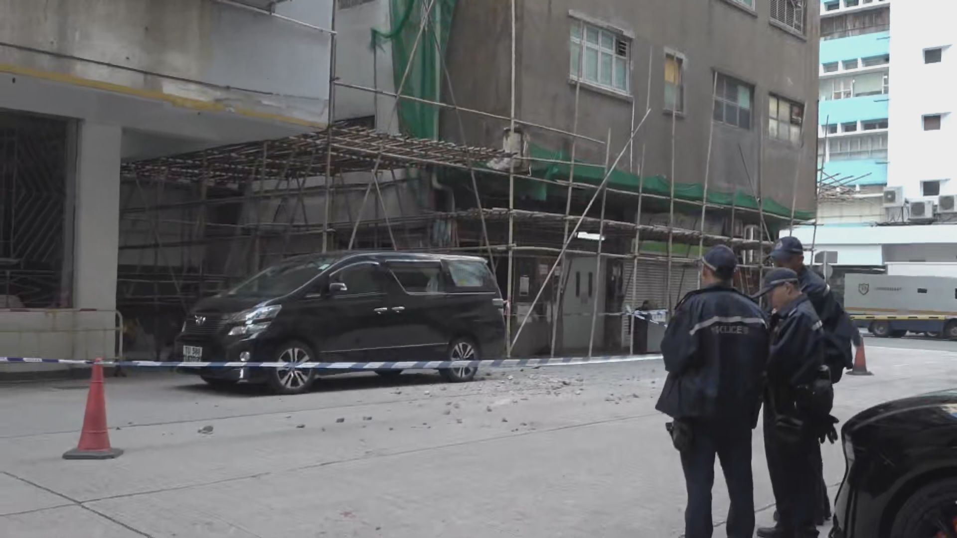 紅磡工廈外牆石屎墮下傷途人毀車